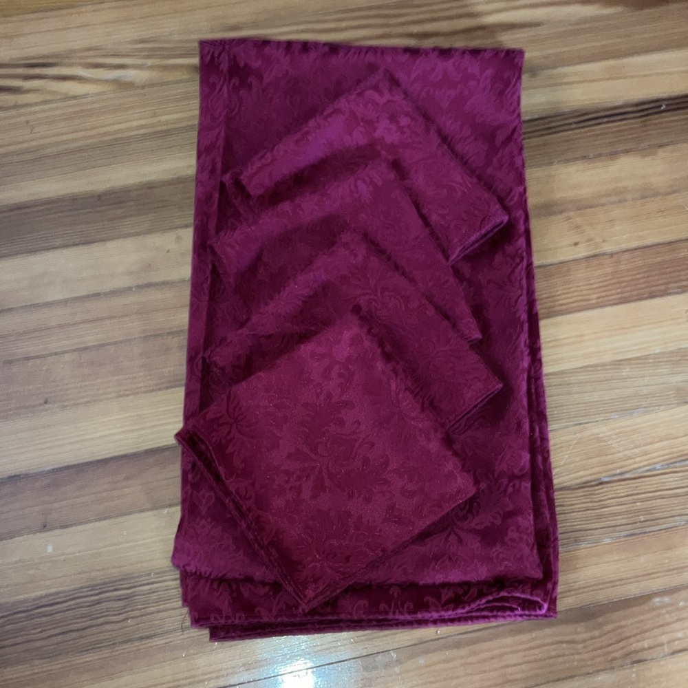 Red / maroon Tablecloth with 4 matching napkins